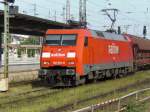 Am 23.5.2009 fährt 152 070-9 mit einem Güterzug durch Bremen Hbf.