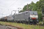 Am 18.7.2011 ziehen ES 64 F4-281 und ES 64 U2-029 einen Güterzug durch Ratingen-Lintorf.