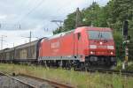 Am 18.7.2011 zieht 185 260-7 einen Güterzug durch Ratingen-Lintorf.