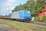 Am 17.8.2011 zieht 185 524-6 einen Güterzug durch Ratingen-Lintorf.