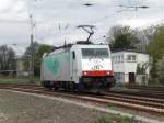 Am 9.4.2009 fährt ITL E 186 148 solo durch Rheydt in Richtung Aachen.