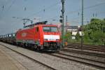 Am 21.4.2011 zieht 189 024-3 einen Güterzug durch Düsseldorf Rath.