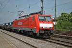 Am 21.4.2011 zieht 189 024-3 einen Güterzug durch Düsseldorf-Rath.