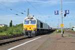 Am 5.7.2011 zieht 247 016-9 einen kurzen Güterzug durch Rheinhausen.