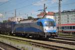Am 12.8.2011 zieht 183 922 einen Güterzug durch Salzburg Hbf.